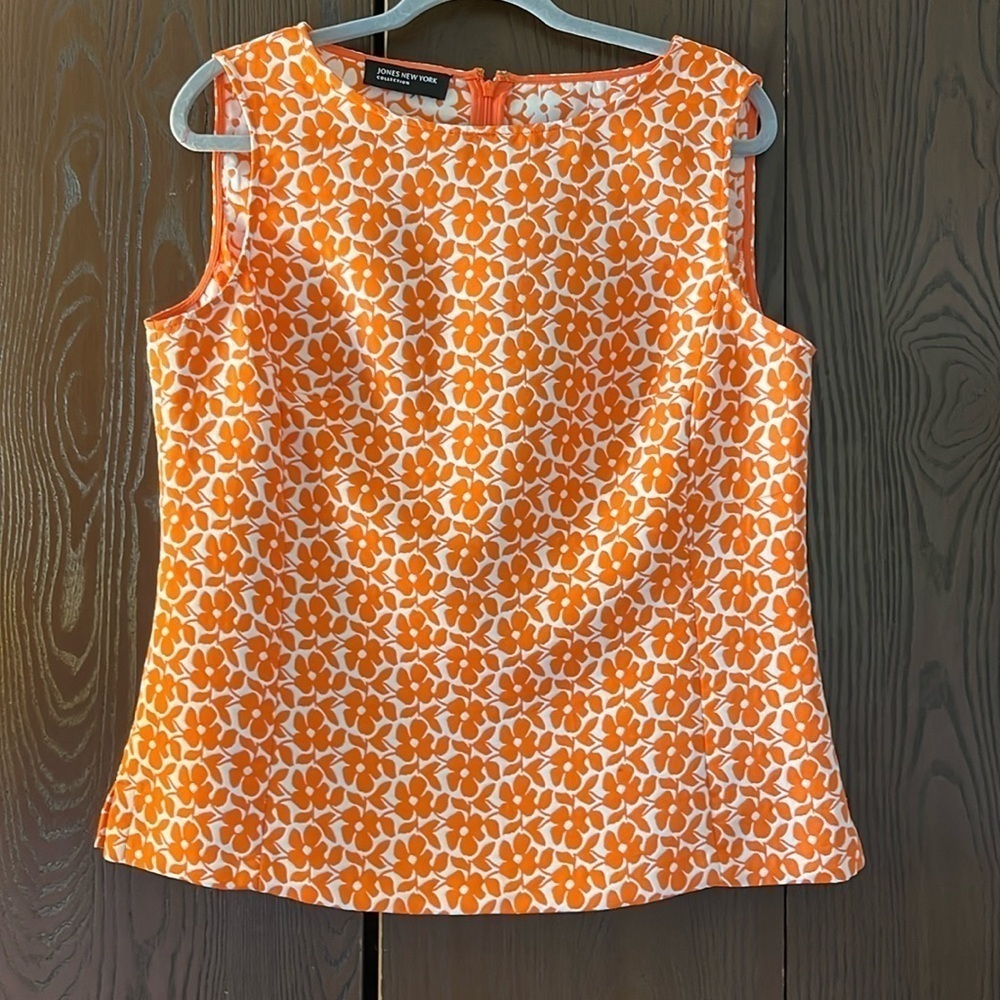 Jones New York sleeveless white and orange floral top. Size Medium